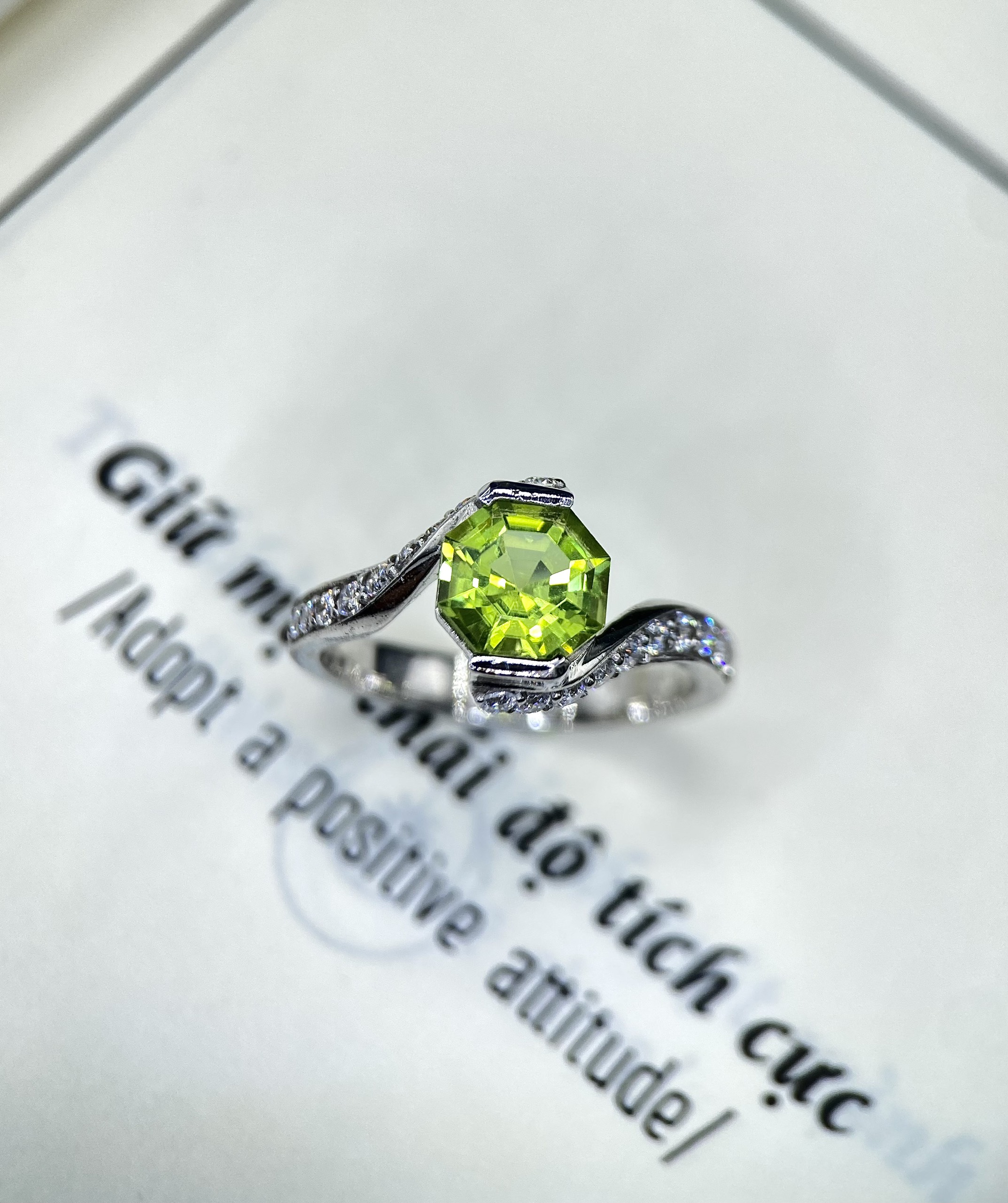 NHẪN NỮ PERIDOT VÀNG TRẮNG 10K